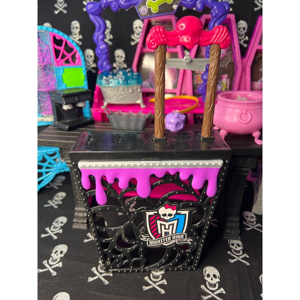 Monster High Large Lot of Mixed Playset Parts and Furniture - Picture 5 of 10